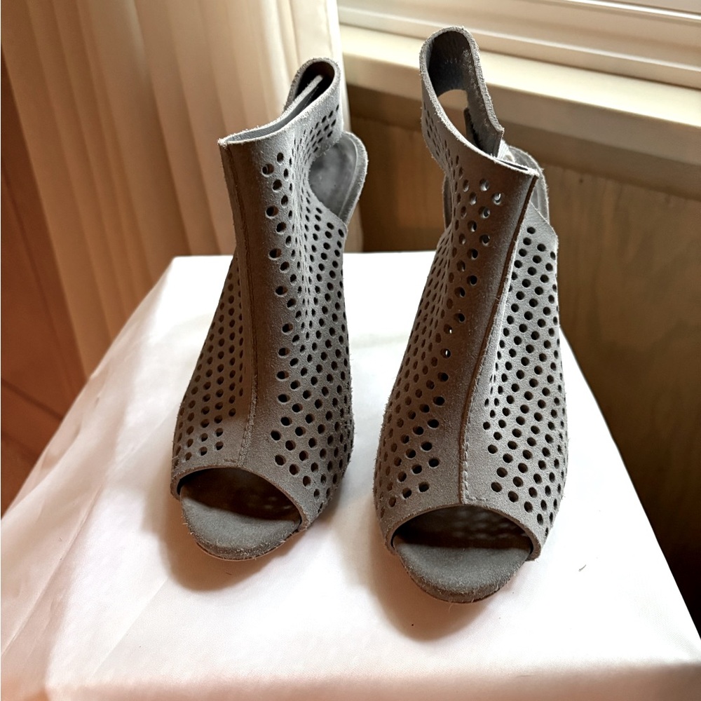 Grey suede mesh heeled open toe size 36 1/2
Velcro closure